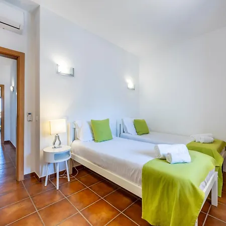 Spacious Two Bedroom Marina Park *