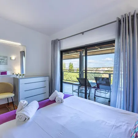 Spacious Two Bedroom Marina Park *
